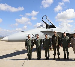 Sus Majestades los Reyes y los pilotos junto a uno de la F.18 que participan en el operativo