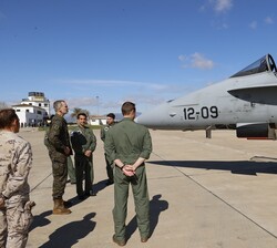 Don Felipe observa la preparación previa al vuelo durante el ejercicio