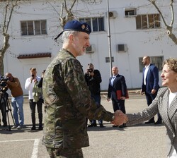 Su Majestad el Rey recibe el saludo de la delegada del Gobierno en la Comunidad Autónoma de Isalas Baleares, Aina Calvo Sastre