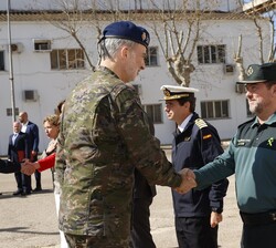 Su Majestad el Rey recibe el saludo de las autoridades entre los que se encuentra el jefe de la Zona de la Guardia Civil, compañero de su promoción, A