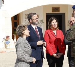 Su Majestad el Rey conversa con las autoridades
