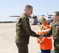 Su Majestad el Rey es recibido en Ibiza por el jee del Grupo de Artillería Antiaérea Ligera II/71, antiguo miembro de la Guardia Real y del Cuarto Mil