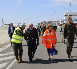 Don Felipe junto a las autoridades se dirigen al Puesto de Mando