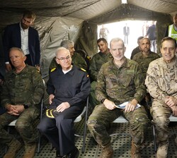 Su Majestad el Rey durante la presentación a cargo del Jefe de la Unidad de Defensa Antiaérea (UDAA) en el Puesto de Mando