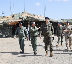 Su Majestad el Rey junto a las autoridades militares se dirigen hacia el lanzador de misiles MISTRAL y el puesto de tiro de misiles HAWK