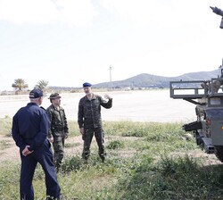 Don Felipe se interesa por el sistema del lanzador de misiles MISTRAL