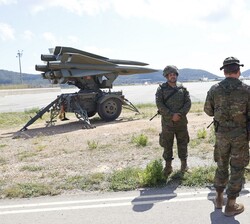 Don Felipe recibe explicaciones del puesto de tiro de misiles HAWK