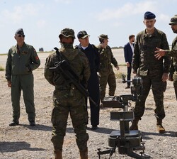 Su Majestad el Rey durante su visita a la Batería de Artillería Antiaérea