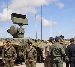 Su Majestad el Rey conversa con las autoridades junto a uno de los radares desplegados en el operativo