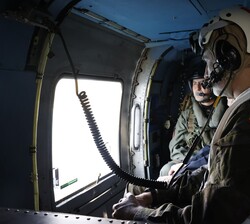 Don Felipe durante su traslado a la Fragata "Cristobal Colón" (F-105)