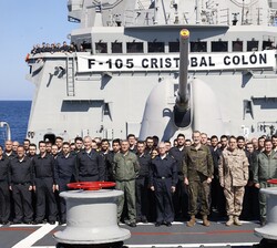 Fotografía de grupo con la dotación de la Fragata "Cristobal Colón"