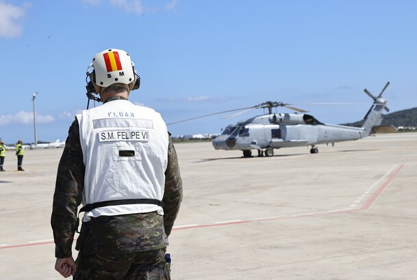 Su Majestad el Rey se dirige a un helicóptero SH60F de la Armada para trasladarse a la Fragata "Cristobal Colón" (F-105)