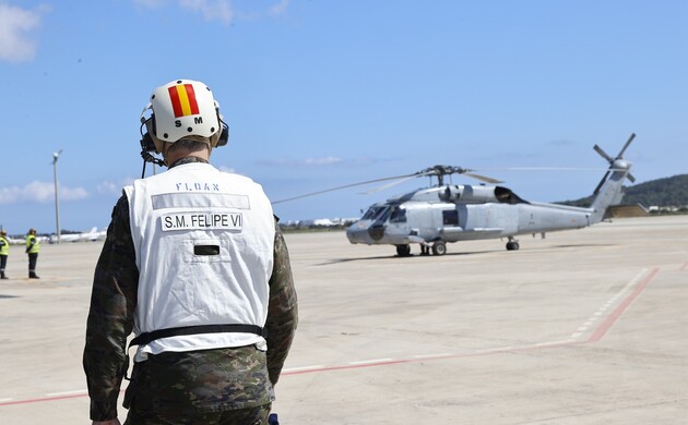 Su Majestad el Rey se dirige a un helicóptero SH60F de la Armada para trasladarse a la Fragata "Cristobal Colón" (F-105)
