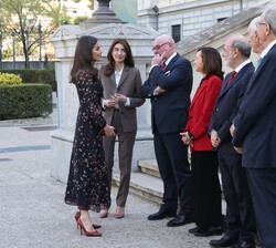 La Reina a su llegada a la Biblioteca Nacional conversa con las autoridades asistentes al evento