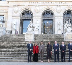 Su Majestad la Reina junto a las autoridades en la Biblioteca Nacional