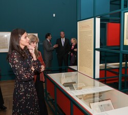 Doña Letizia frente a las obras expuestas de Elio Antonio de Nebrija
