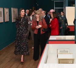 La Reina durante el recorrido por la exposición