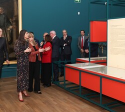 Doña Letizia durante las explicaciones de la comisaria de la exposición, Teresa Jiménez Calvente