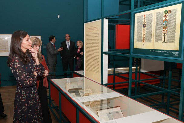 Doña Letizia frente a las obras expuestas de Elio Antonio de Nebrija