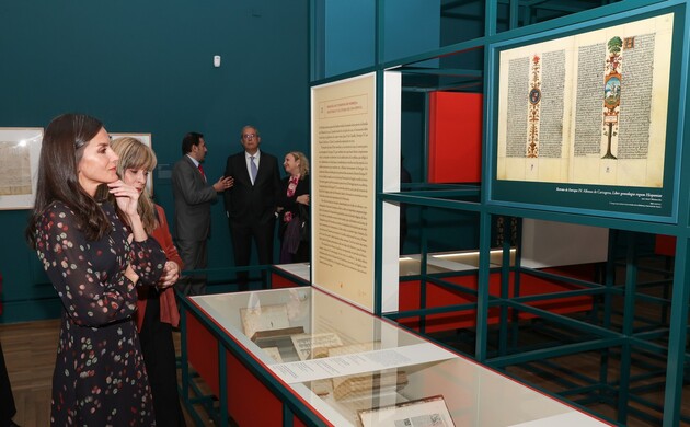 Doña Letizia frente a las obras expuestas de Elio Antonio de Nebrija