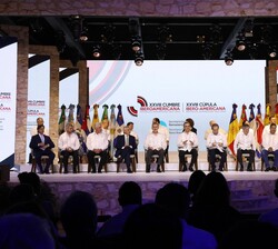 Don Felipe y los Jefes de Estado y de Gobierno en el escenario durante el acto inaugural