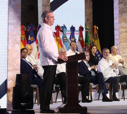 Su Majestad el Rey durante la intervención del Presidente de la República Dominicana