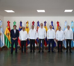 Su Majestad el Rey junto a los Jefes de Estado y las autoridades que le recibieron