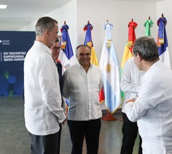 Su Majestad el Rey conversa con los Jefes de Estados antes del inicio del XIV encuentro Empresarial Iberoamericano