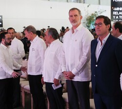 Don Felipe junto a los Jefes de Estado y las autoridades en primera fila de asientos del auditorio