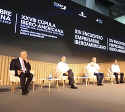 Escenario del encuentro empresarial Iberoamericano en los que se encuentran los Jefes de Estados participantes durante el conversatorio