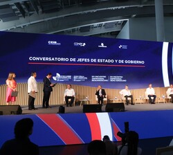 Su Majestad el Rey sube al escenario para la entrega del Premio Iberoamericano de calidad