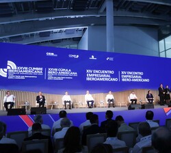 Su Majestad el Rey y los Jefes de Estado junto a los galardonados con el Premio Iberoamericano de calidad