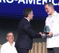 Su Majestad el Rey hace entrega del Premio Iberoamericano de Calidad al Ayuntamiento de Málaga, recoge el premio el segundo teniente alcalde, Carlos M