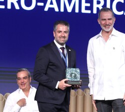 Don Felipe junto al segundo teniente alcalde de Málaga tras recibir el Premio Iberoamericano de Calidad