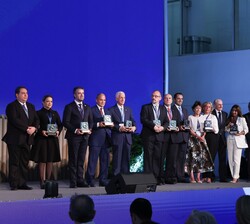 Todos los galardonados en el escenario tras recibir su galardón