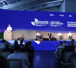 Su Majestad el Rey en el escenario dirige unas palabras a los asistentes