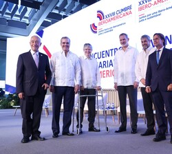 Su Majestad el Rey junto a los Jefes de Estado y de Gobierno tras el XIV Encuentro Empresarial Iberoamericano