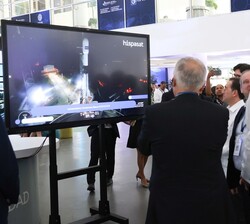 Tras el XIV Encuentro Empresarial Iberoamericano, Su Majestad el Rey visitó el stand de Hispasat