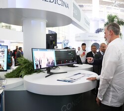 Su Majestad el Rey durante su recorrido por el puesto de Hispasat en el que se muestran los proyectos de comunicación vía satélite en telemedicina