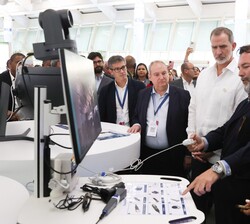 Don Felipe recibe unas explicaciones de los distintos proyectos de Hispasat