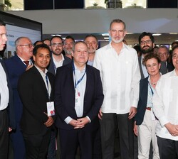 Su Majestad el Rey junto a los participantes en la exposición