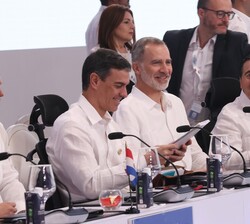 Su Majestad el Rey al inicio de la primera sesión de la Cumbre Iberoamericana junto al Presidente del Gobierno y el  ministro de Asuntos Exteriores, U