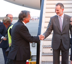 Su Majestad el Rey a su llegada a Santo Domingo es recibido por el embajador de España en la República Dominicana, Antonio Pérez-Hernández