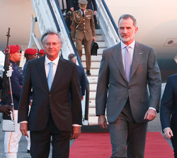 Su Majestad el Rey durante su recorrido por el Cordon de Honor a su llegada a Santo Domingo