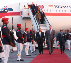 Su Majestad el Rey durante su recorrido por el Cordon de Honor a su llegada a Santo Domingo