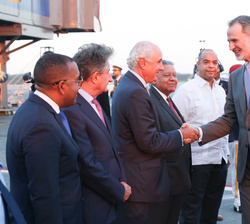 Su Majestad el Rey recibe el saludo de la delegación que le recibió a su llegada a República Dominicana