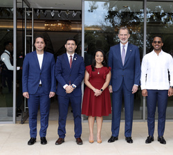  Su Majestad el Rey es recibido por el ministro de la Juventud de la República Dominicana, el secretario general del Organismo Internacional de Juvent
