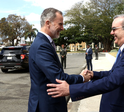 Su Majestad el Rey recibe el saludo a su llegada al Palacio Nacional del presidente de la República Dominicana, Luis Rodolfo Abinader