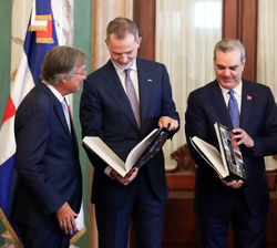 Su Majestad el Rey junto al presidente de la República Dominicana, Luis Rodolfo Abionader durante la presentación del libro sobre la historia de las r
