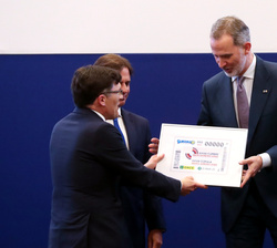 Su Majestad el Rey recibe del vicepresidente del Grupo Social ONCE un cupón dedicado a la XXVIII Cumbre Iberoamericana